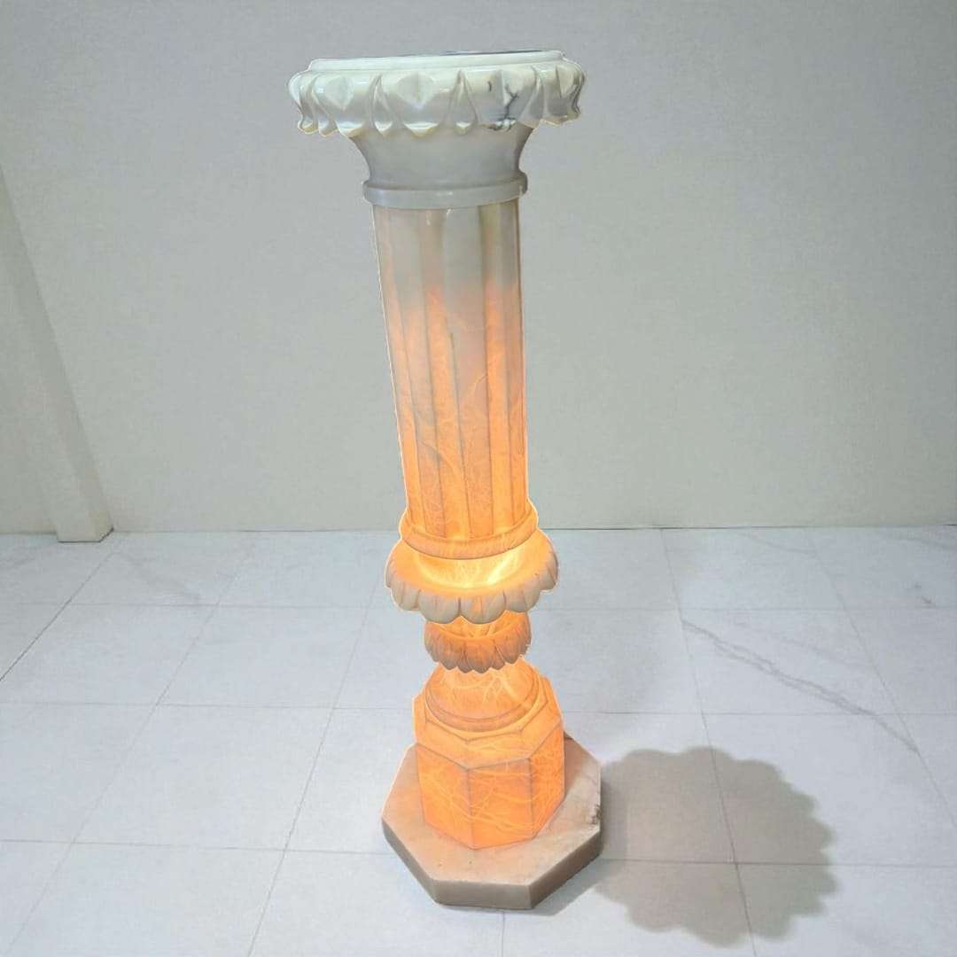 Columna o pedestal de alabastro iluminado con luz cálida.