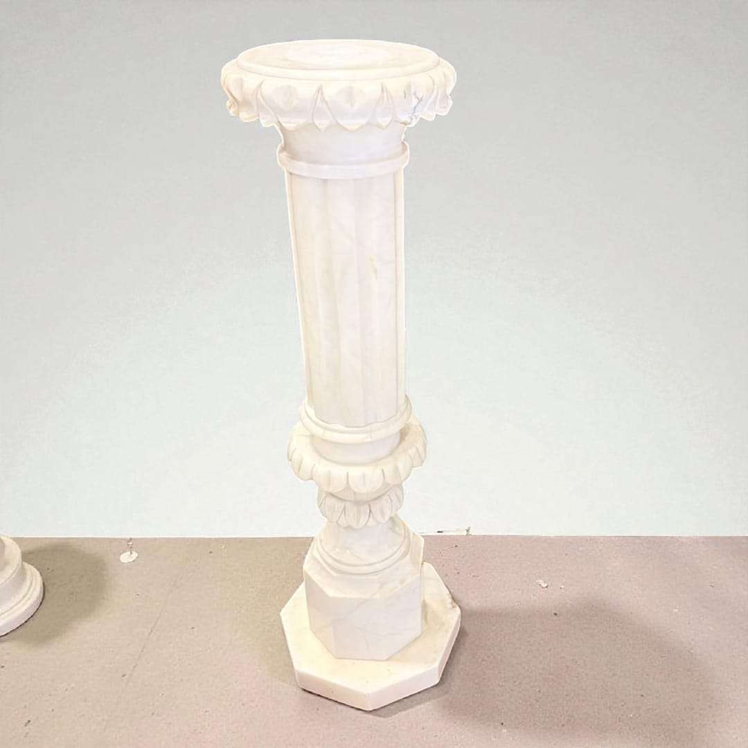 Vista superior de pedestal de alabastro con acabado pulido.