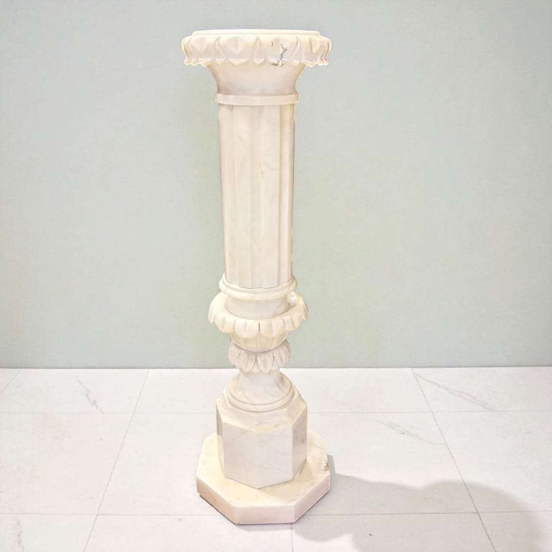 Columna o pedestal de alabastro iluminado con luz cálida.