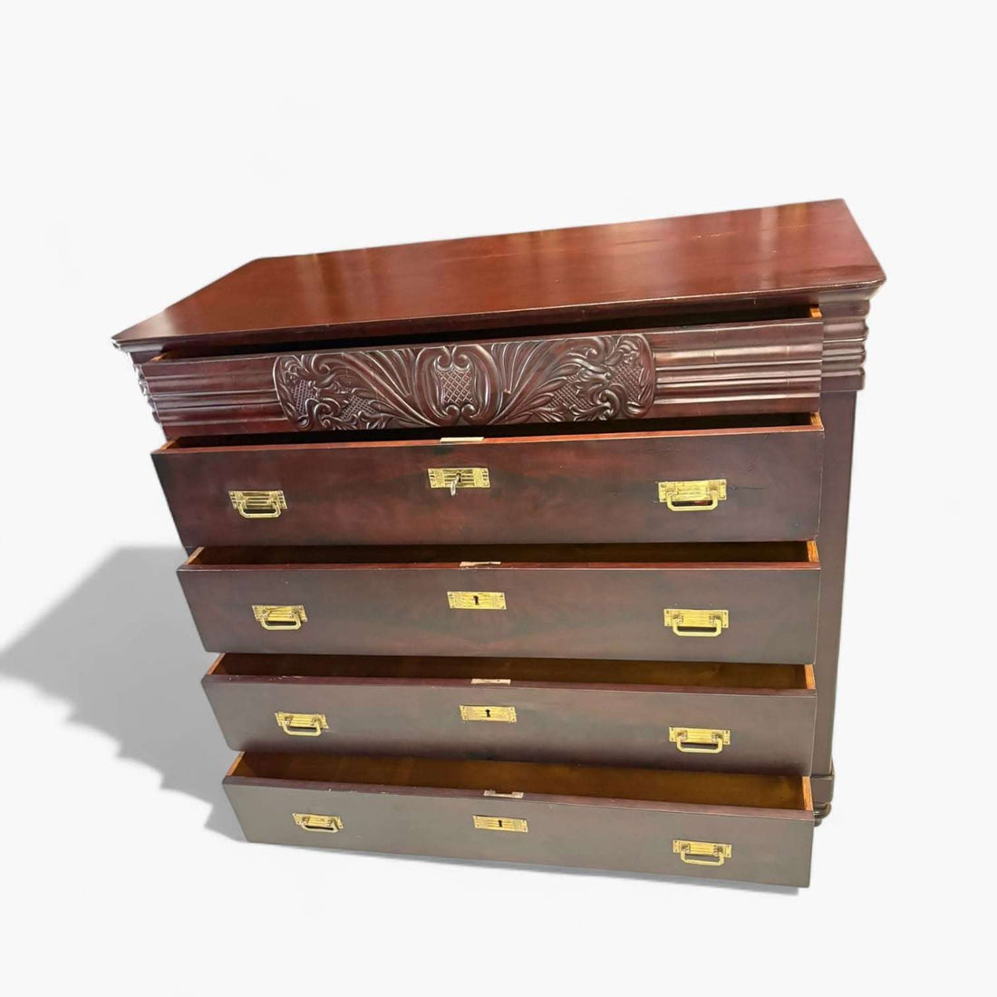 Gran comoda antigua de caoba con cajón secreto - Calidad, con cuatro cajones amplios y tiradores dorados, ideal para decoración de dormitorio clásico.