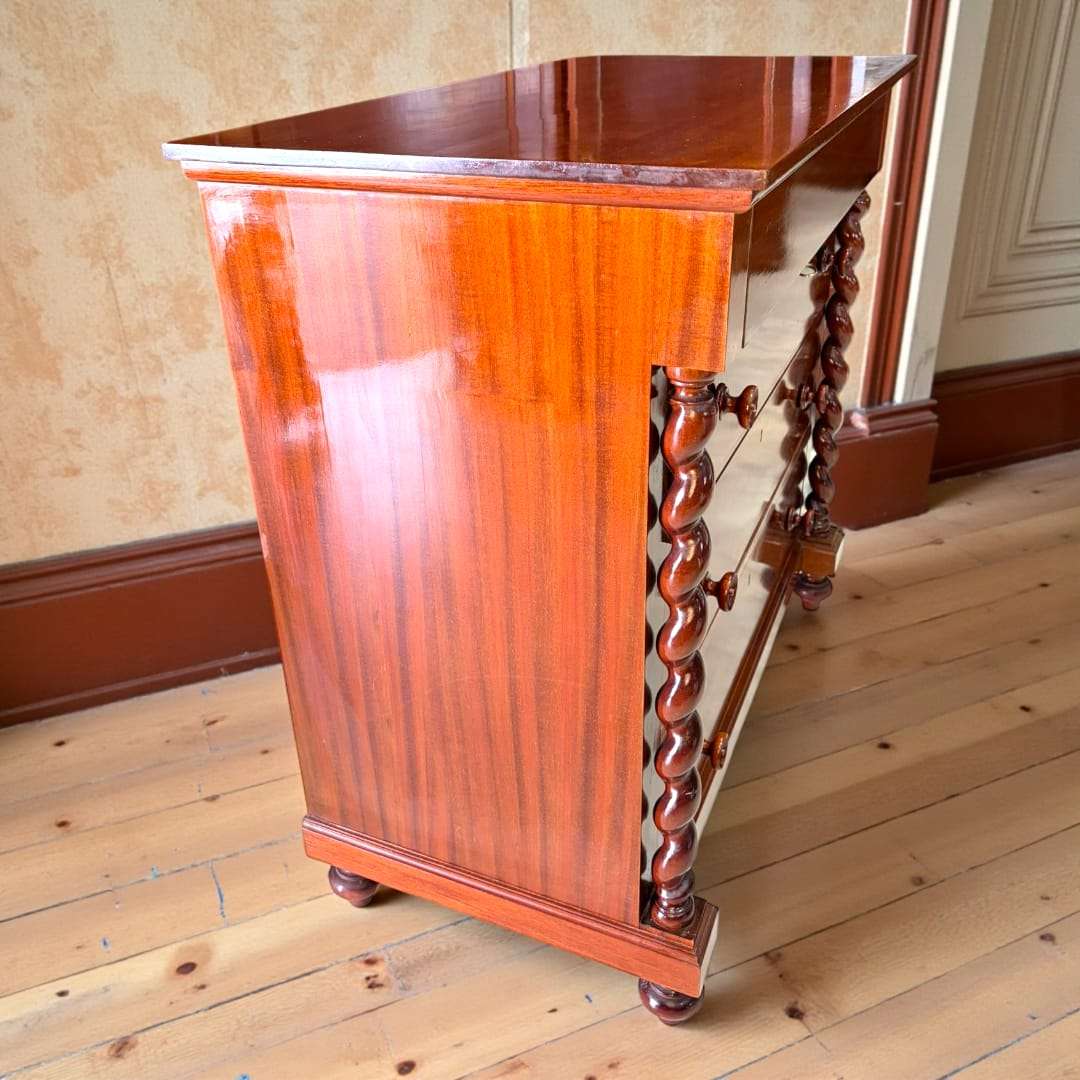 Cómoda de caoba vista lateral derecha