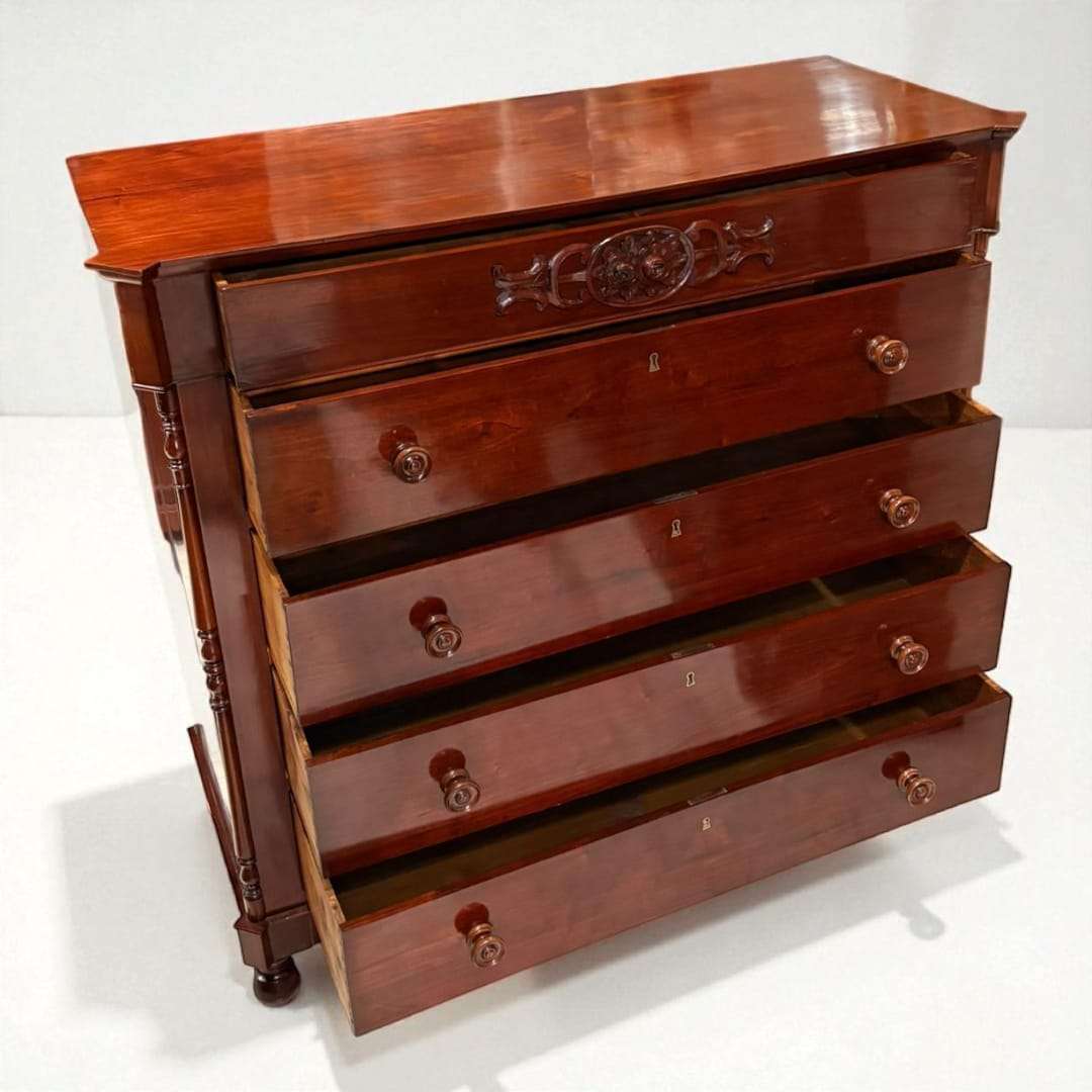 Esta Cómoda de caoba es una pieza excepcional que combina belleza, funcionalidad y el encanto inconfundible de los muebles clásicos. 