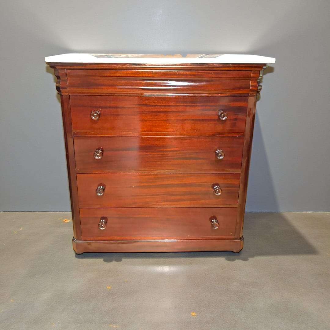 La Cómoda de caoba con tapa de mármol es un mueble concebido para organizar, proteger y embellecer el espacio. 