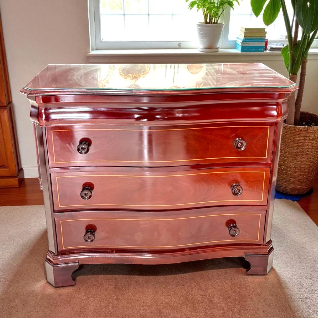 Cómoda de caoba con tapa de cristal vista frontal.