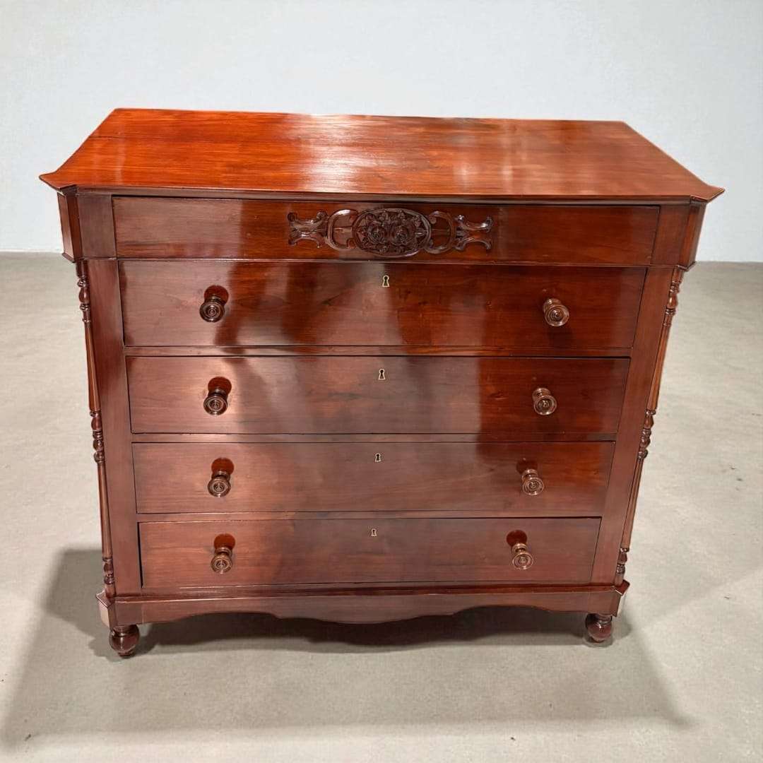 Sus medidas —133,5 × 56,5 × H123 cm— la convierten en un mueble amplio, estable y con gran capacidad de almacenamiento.