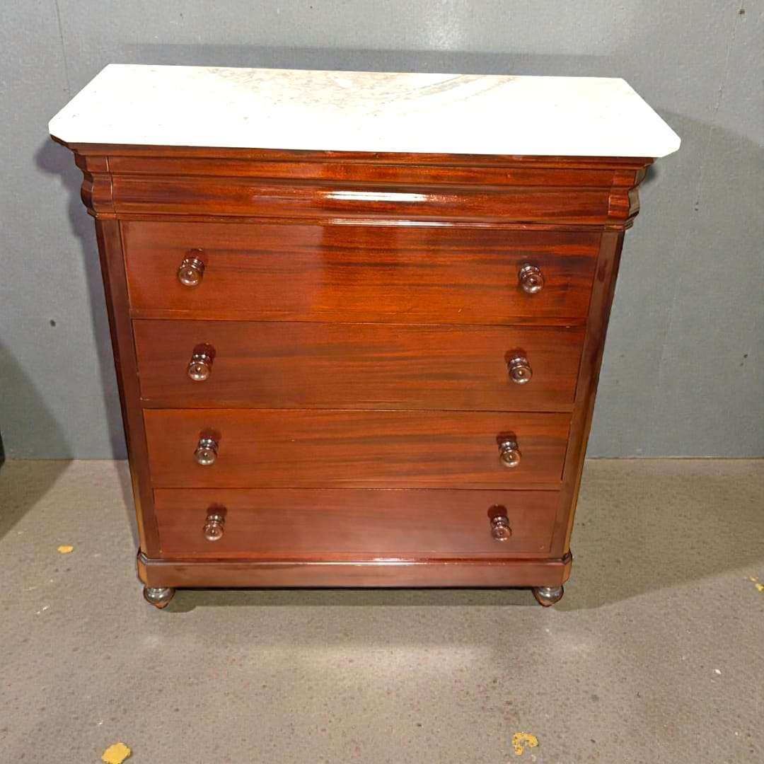 La Cómoda de caoba con tapa de mármol es un mueble concebido para organizar, proteger y embellecer el espacio. 