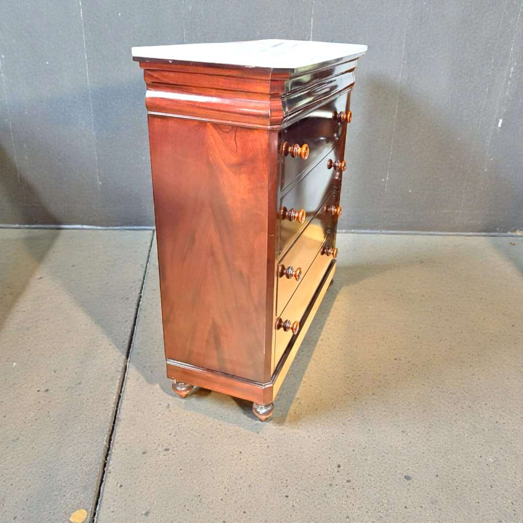 
Gracias a su altura y distribución de cajones, permite mantener el orden diario sin renunciar a una estética cuidada. La tapa de mármol ofrece además una superficie resistent