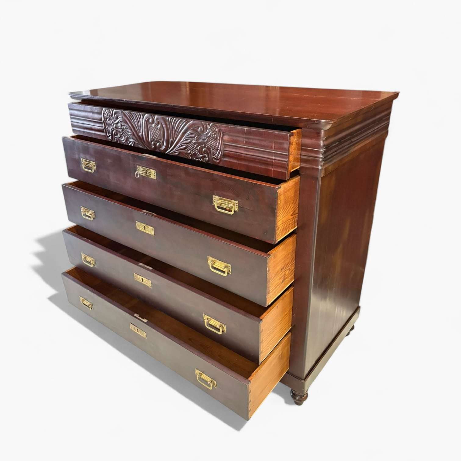 Gran comoda antigua de caoba con cajón secreto - Calidad, con cuatro cajones amplios y detalles tallados en el frente. Ideal para decoración de dormitorio clásico.