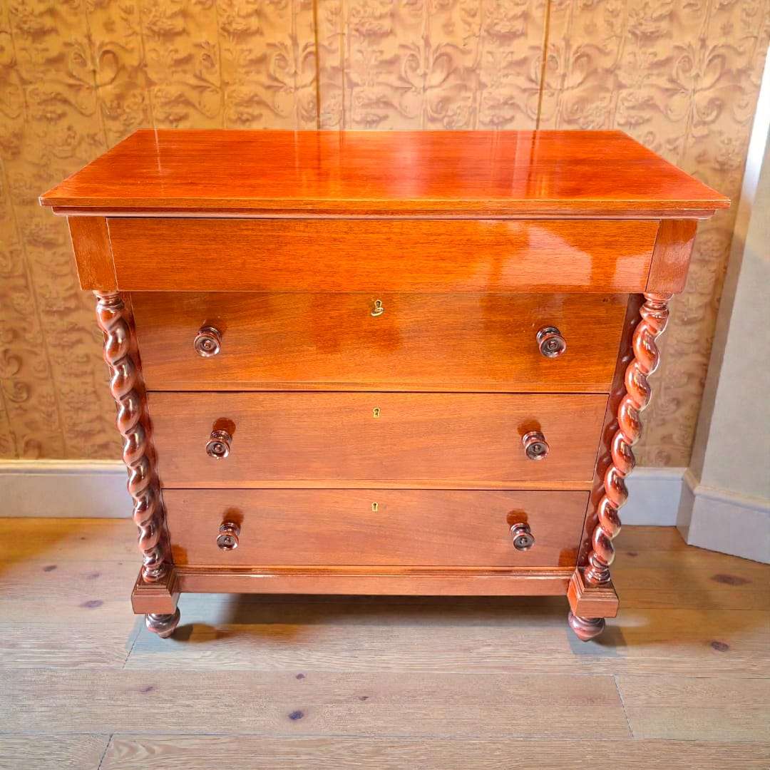 Cómoda de caoba vista frontal con columnas salomónicas