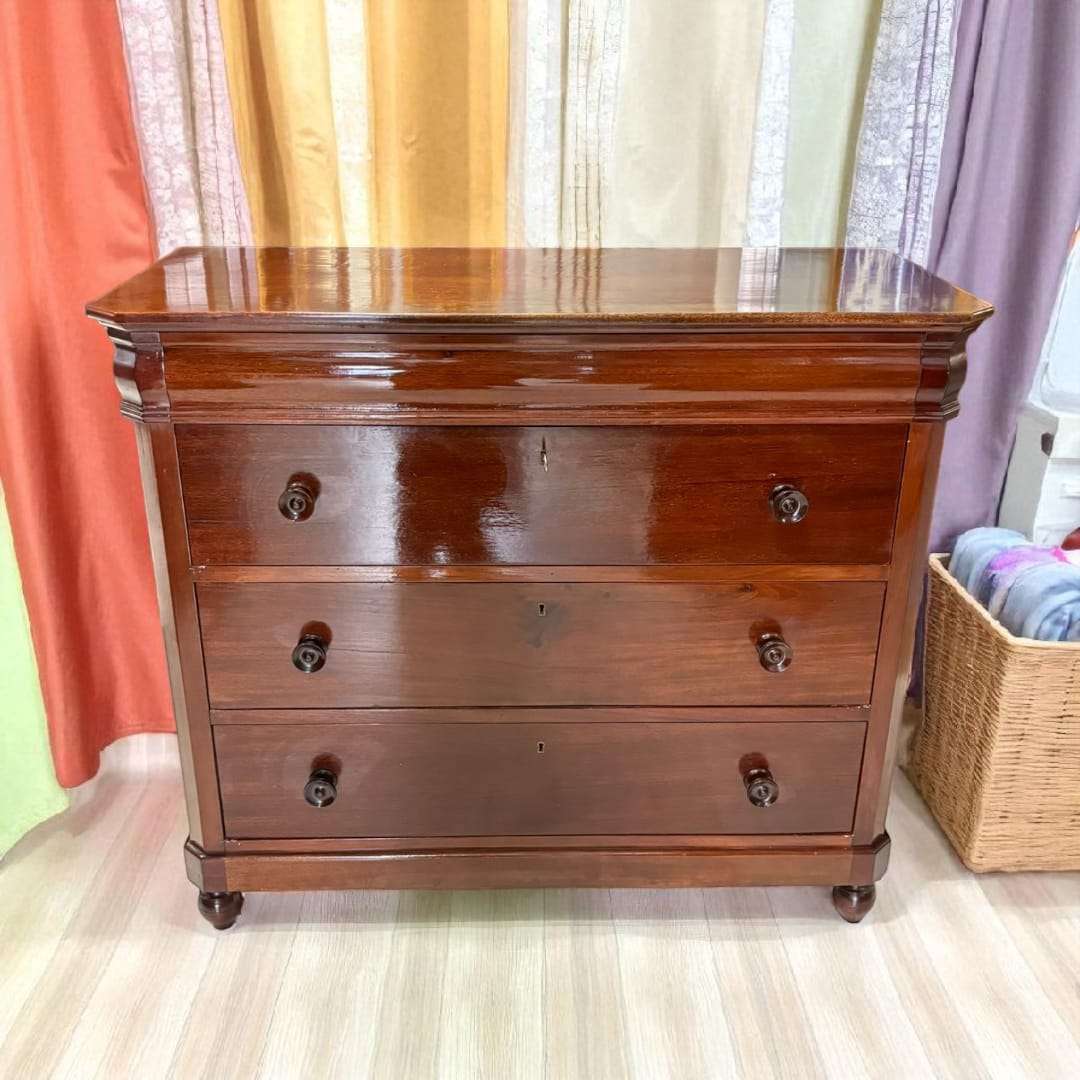 Cómoda de caoba con tapa de cristal vista lateral.