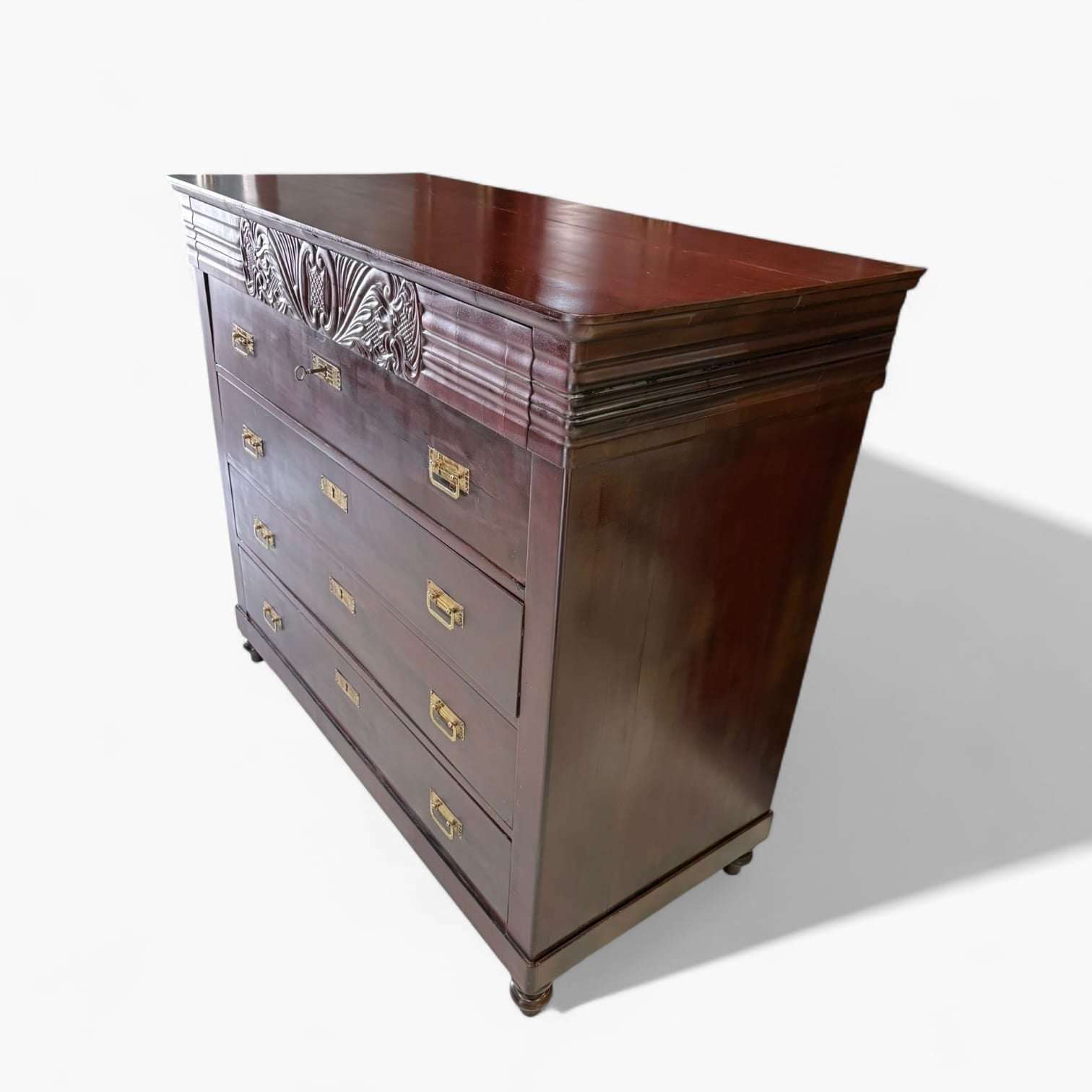 Gran comoda antigua de caoba con cajón secreto - Calidad, con cuatro cajones amplios y detalles tallados en el frente superior. Mueble de almacenamiento elegante ideal para dormitorio clásico.