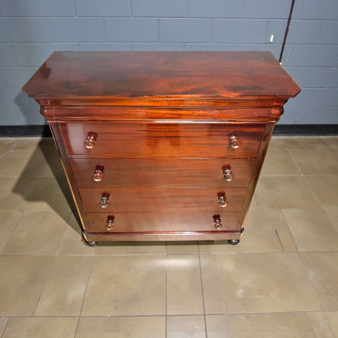 
Gracias a su altura y distribución de cajones, permite mantener el orden diario sin renunciar a una estética cuidada. La tapa de mármol ofrece además una superficie resistent