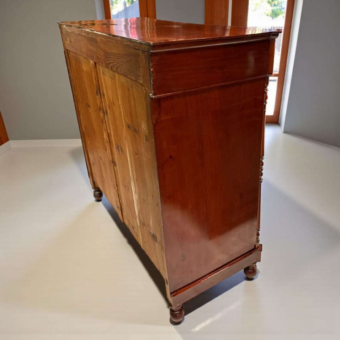 Una pieza ideal para interiores elegantes, coleccionistas y amantes de la decoración señorial.