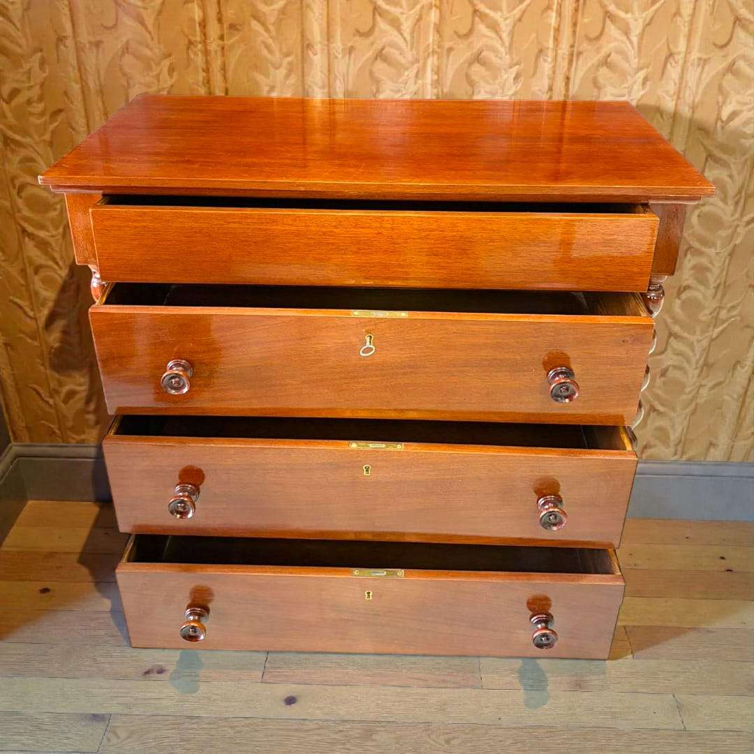 Cómoda de caoba tapa superior pulida