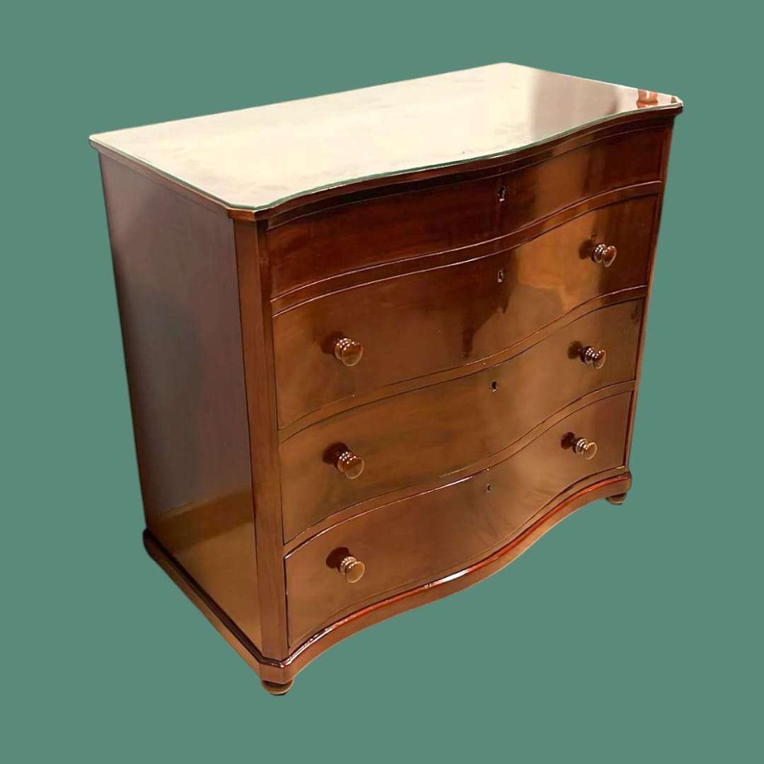 Cómoda de caoba con tapa de cristal, tres cajones curvos y secreté, ideal para decoración elegante en el hogar. Mueble funcional y refinado.