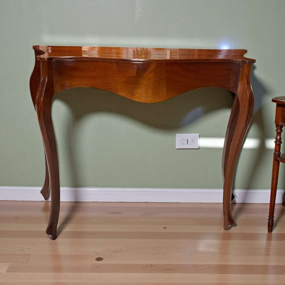 La Consola de caoba que presentamos es una pieza decorativa sofisticada, de líneas fluidas y un acabado de altísima calidad. 