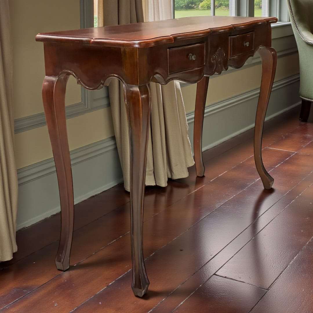 La consola que presentamos es una pieza única elaborada en caiba, destacada por su diseño refinado y su impecable presencia decorativa. 