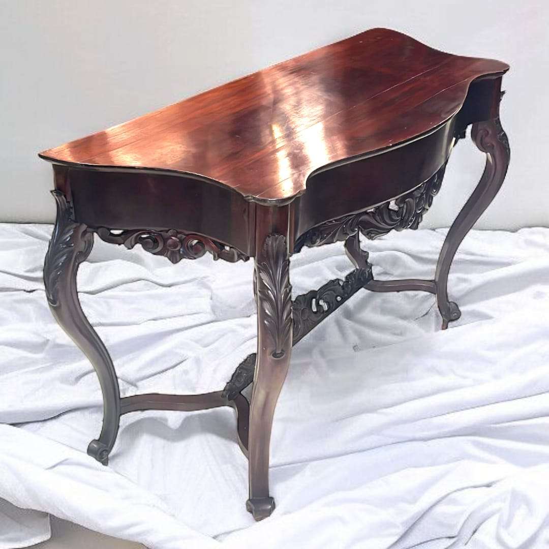 Consola de caoba estilo isabelino vista frontal con talla artesanal.