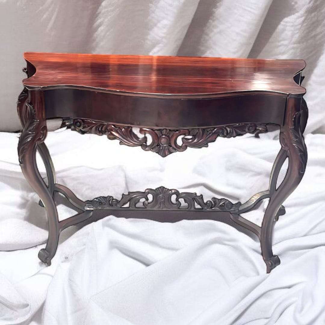 Consola de caoba estilo isabelino vista frontal con talla artesanal.