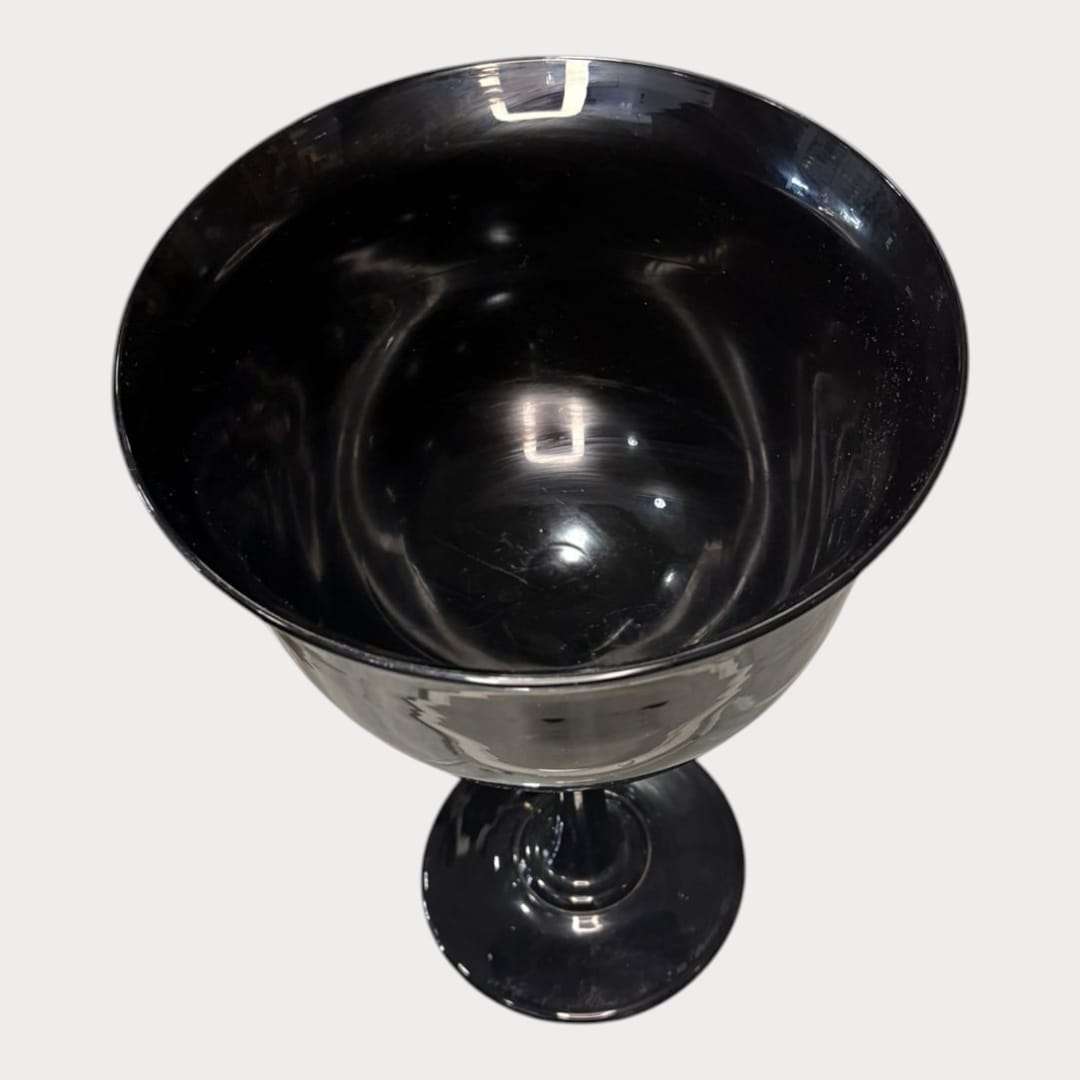 Copa Murano negra decorativa de gran tamaño con acabado brillante. Elegancia artesanal exclusiva para centros de mesa o vitrinas modernas.