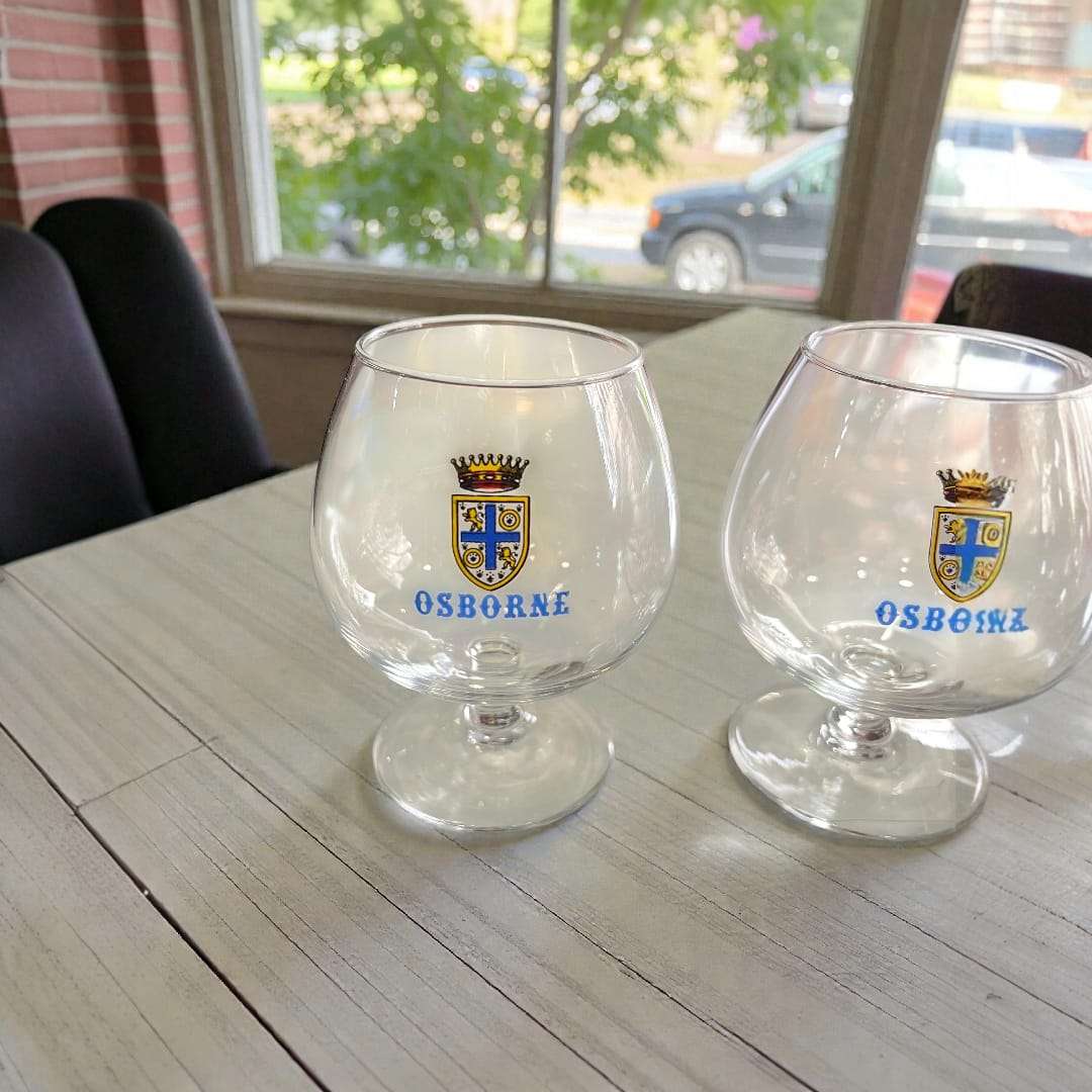 Juego completo de copas antiguas de coñac Osborne años 70 originales, con escudo y ribete dorado, ideal para decoración vintage de hogar.