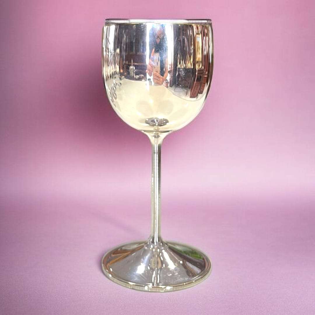 Lote de copas de metal plateado con acabado brillante.