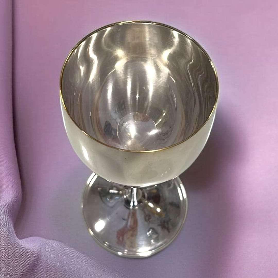 Conjunto de 10 copas de metal plateado alineadas sobre fondo rosa.