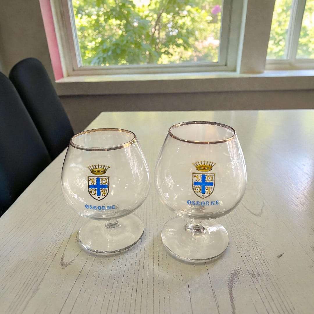 Par de copas antiguas de coñac Osborne años 70 con ribete dorado y escudo clásico, pieza decorativa vintage para hogar o bar.
