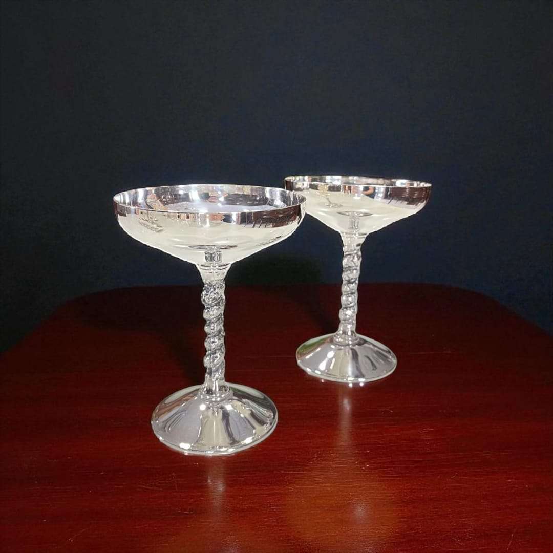 Detalle del tallo trabajado en espiral de copas antiguas.