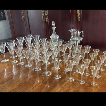Conjunto de 50 piezas de cristalería antigua con licorera y copas talladas, perfecto para celebraciones y decoración vintage.