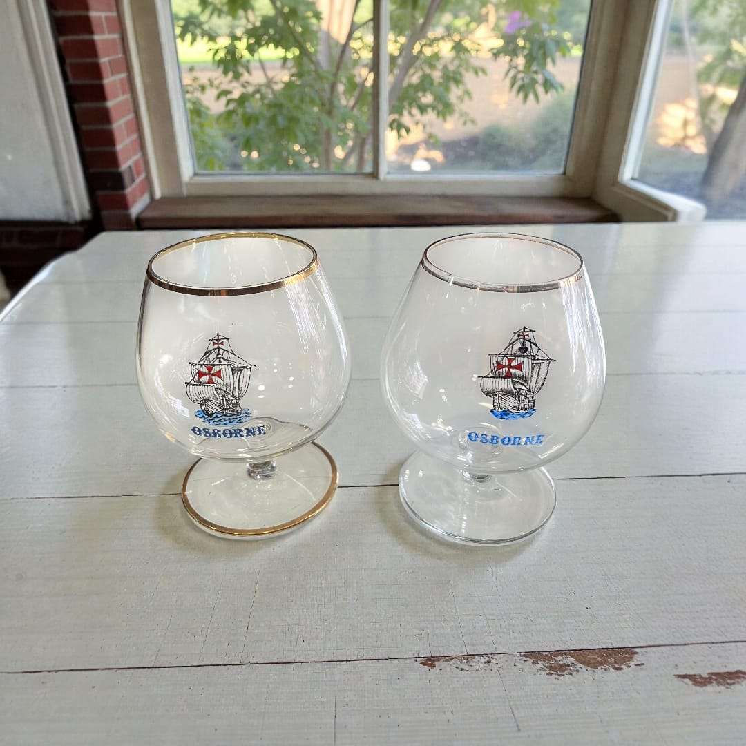 Copas antiguas de coñac Osborne años 70 con diseño de barco y ribete dorado, ideales para decoración temática náutica o retro.