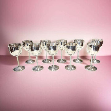 Lote de copas de metal plateado con acabado brillante.