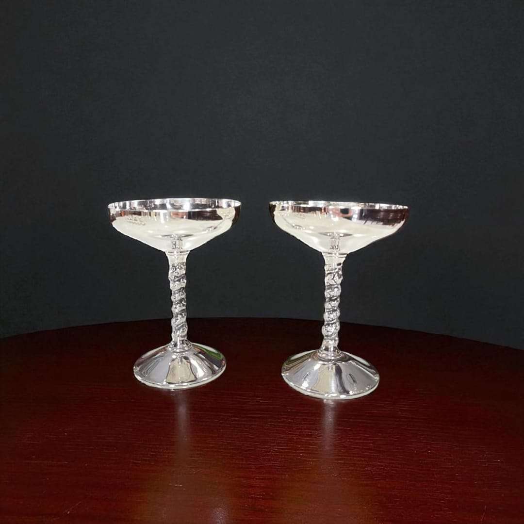 Copas de metal plateado antiguas con diseño de cáliz ancho.
