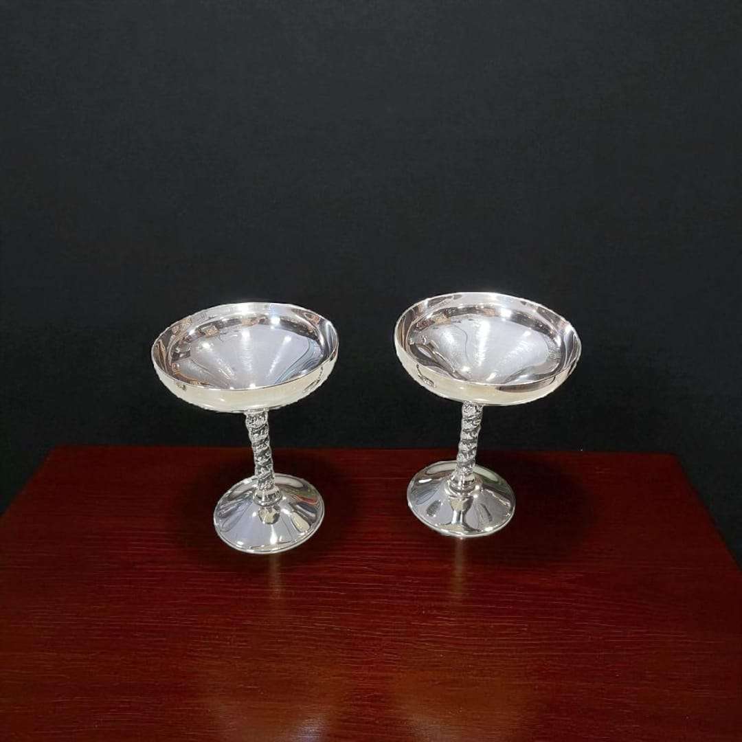Copas de metal plateado perfectas para decoración o brindis.