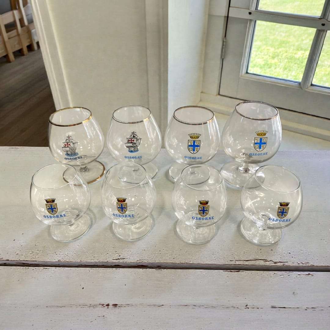 Juego completo de copas antiguas de coñac Osborne años 70 originales, con escudo y ribete dorado, ideal para decoración vintage de hogar.