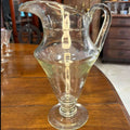 Jarra de cristal tallado con asa, parte del set de cristalería antigua decorativa para el hogar y celebraciones elegantes.