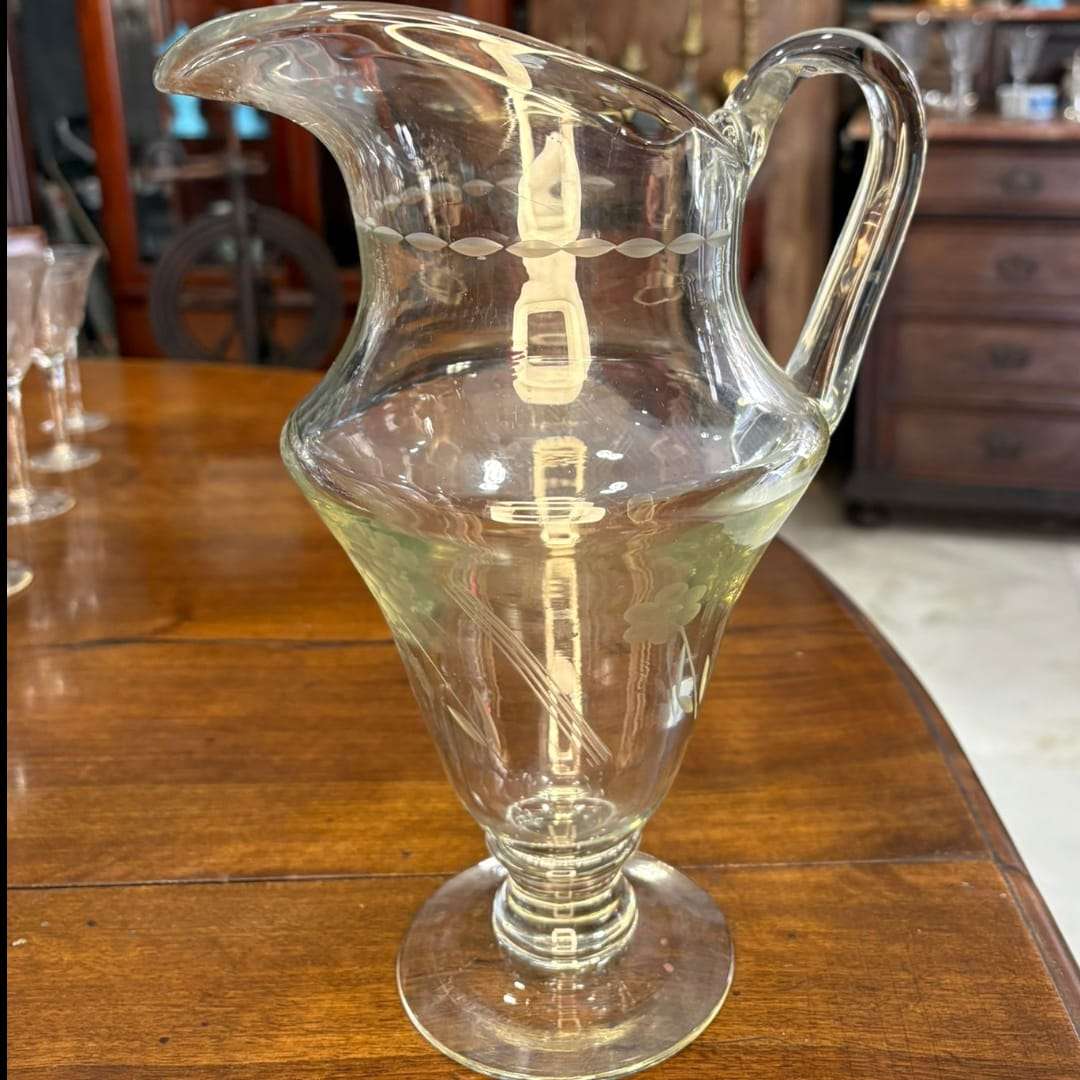 Jarra de cristal tallado con asa, parte del set de cristalería antigua decorativa para el hogar y celebraciones elegantes.