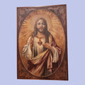 Obra devocional del Sagrado Corazón de Jesús en óleo sobre tela, con marco decorativo y tonos cálidos, perfecta para el hogar.