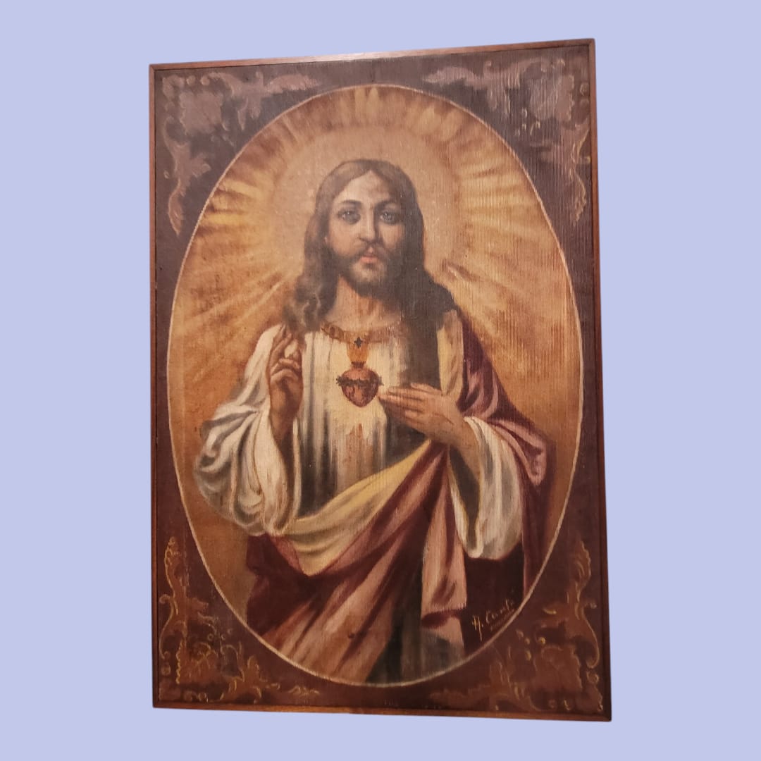 Obra devocional del Sagrado Corazón de Jesús en óleo sobre tela, con marco decorativo y tonos cálidos, perfecta para el hogar.