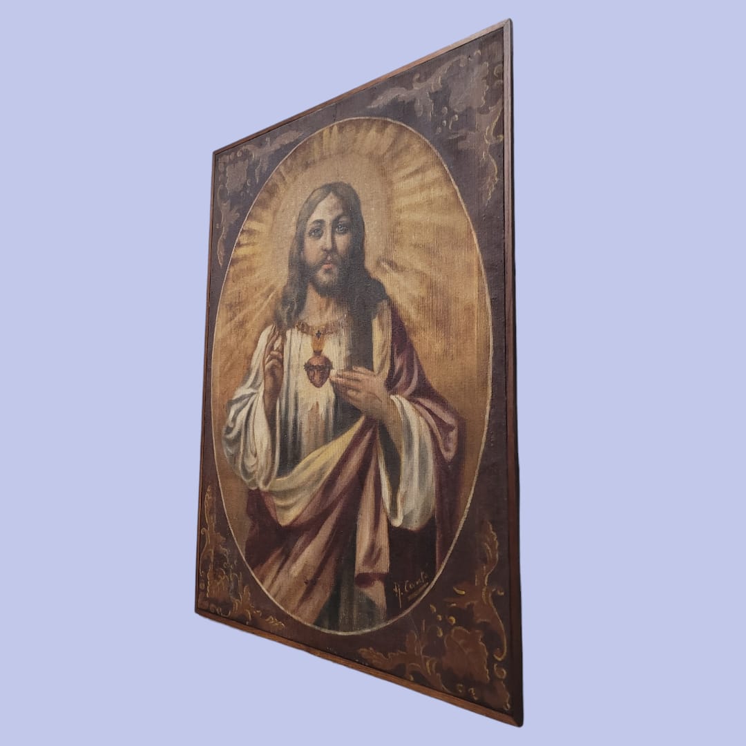 Vista lateral de pintura del Sagrado Corazón de Jesús en óleo sobre tela, resaltando su textura y detalles artísticos.