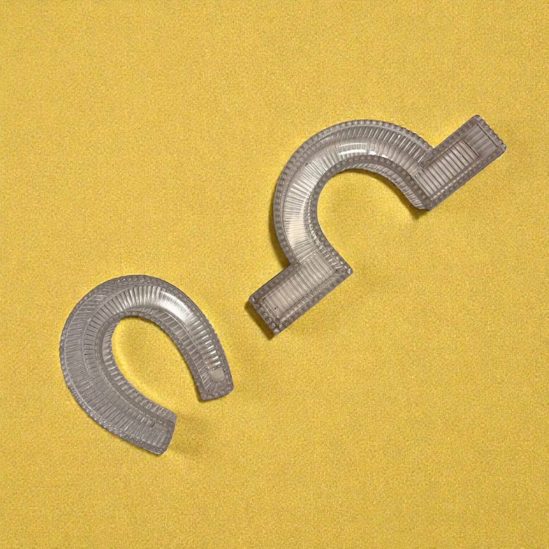 Caminos de mesa de cristal Art Decó: servir con estilo, set de dos piezas modulares con forma de herradura y curva, borde perlado y relieve estriado.