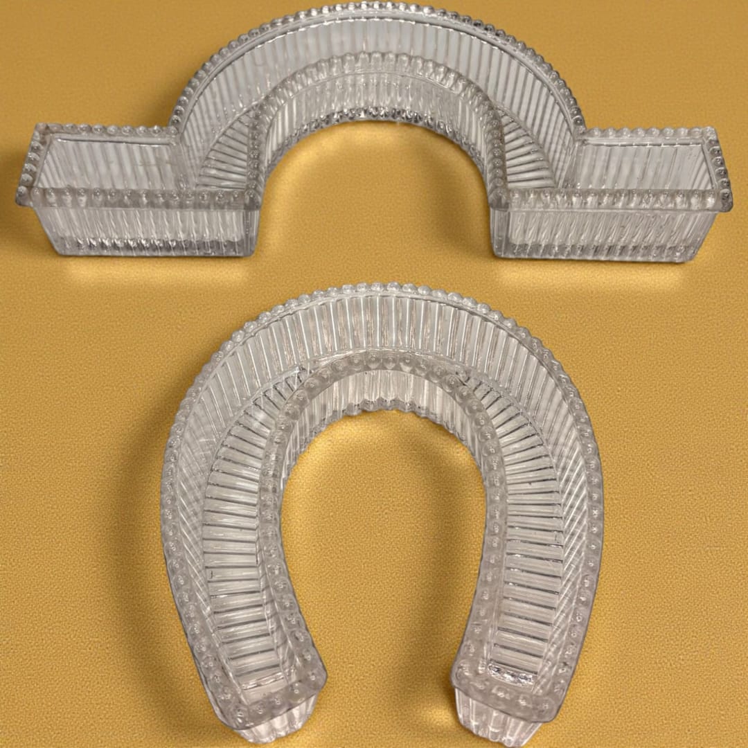 Caminos de mesa de cristal Art Decó: servir con estilo, set de dos piezas modulares con forma de herradura y curva, borde perlado y relieve estriado.