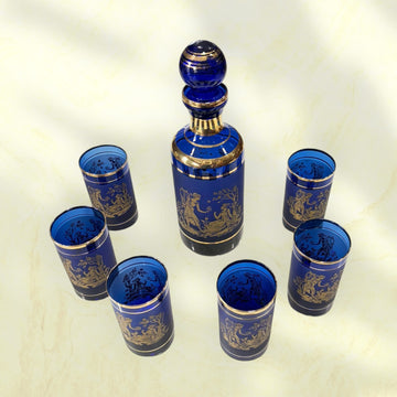 Set de cristal cobalto con decoración dorada.