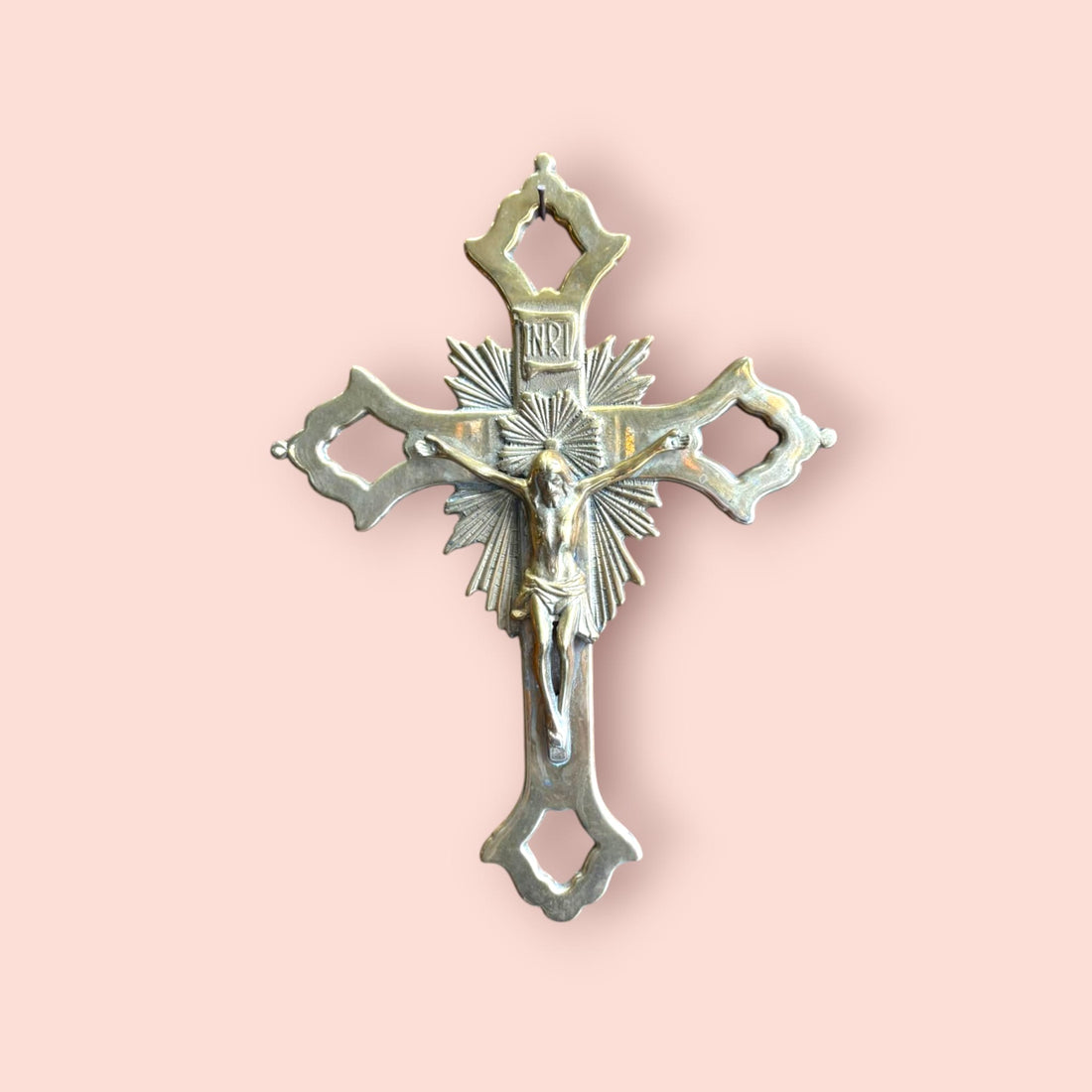 Crucifijo de metal dorado decorativo con Cristo tallado.