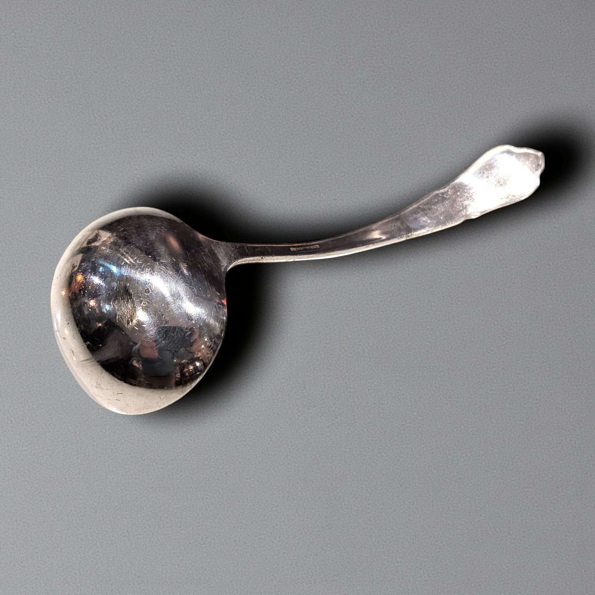 Cucharón de alpaca con acabado brillante y mango decorado, perfecto para cocina tradicional. Pieza clásica para servir caldos con estilo.