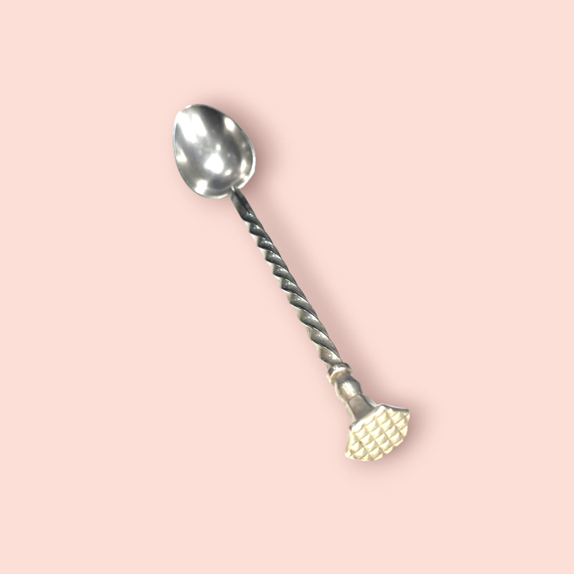 Su diseño alargado permite llegar al fondo del vaso mezclador, mientras que el mango trenzado facilita un giro suave y controlado. 