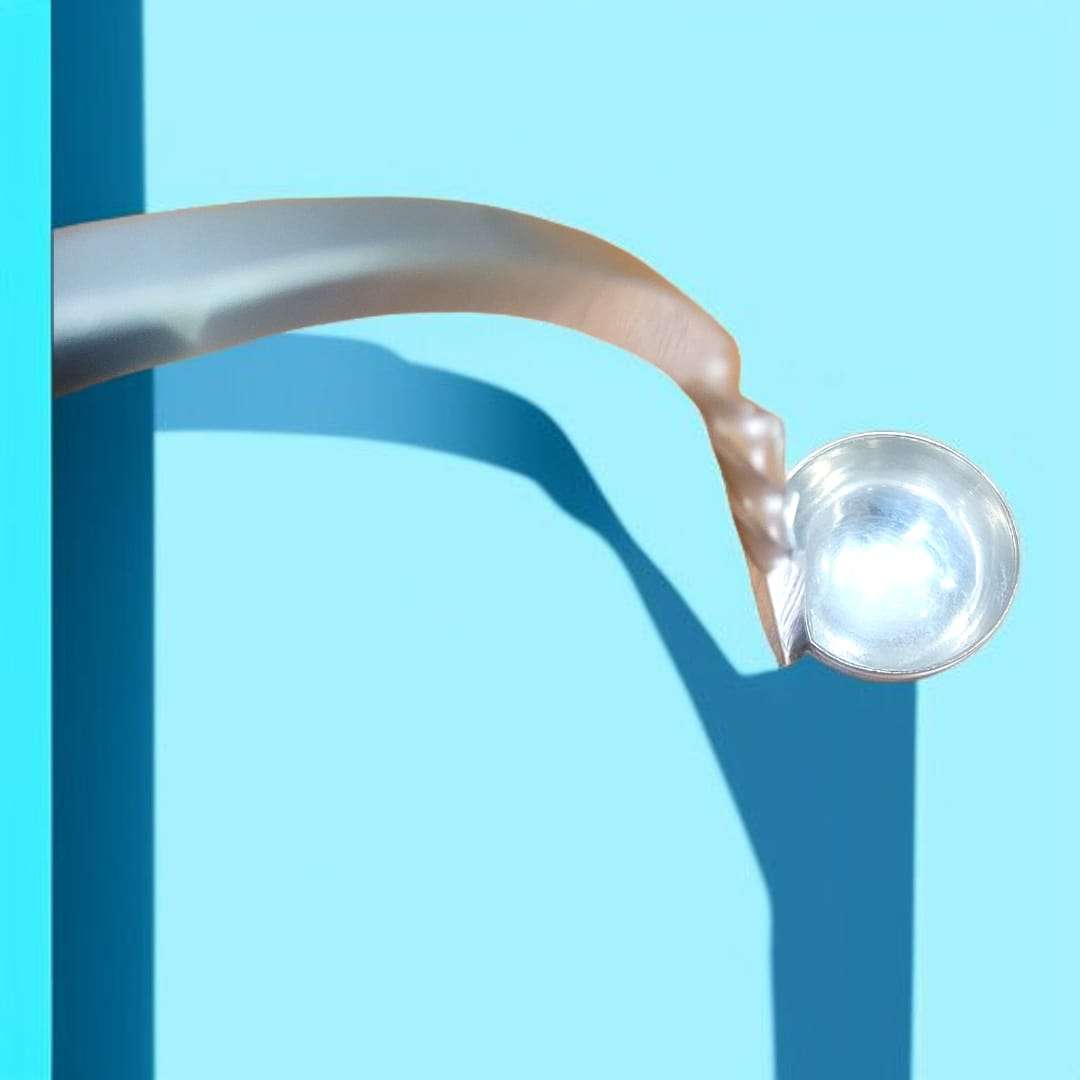 Perspectiva superior del cucharón salsero con mango helicoidal y cazo brillante.