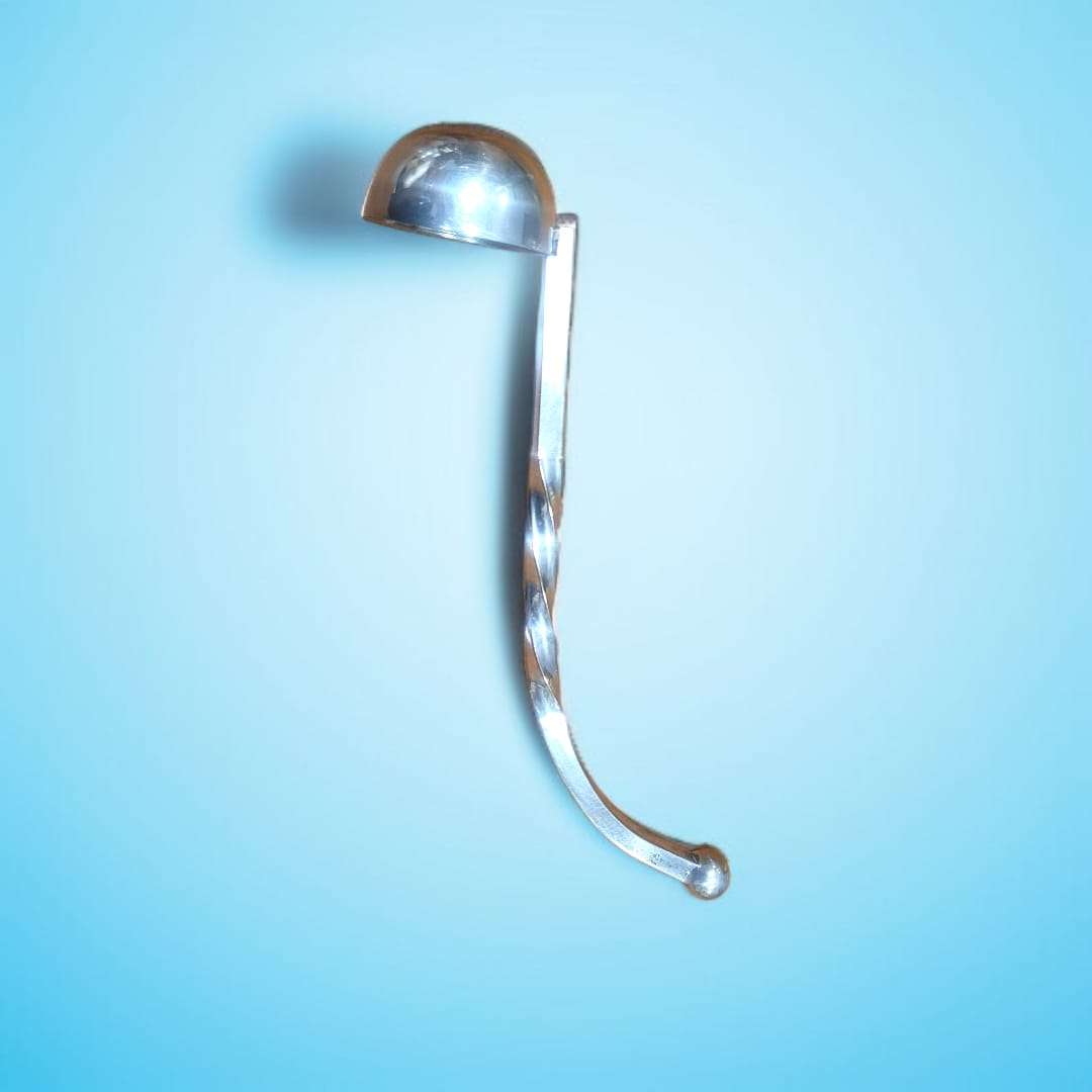 Detalle lateral del cucharón salsero mostrando el reflejo y diseño del cazo.