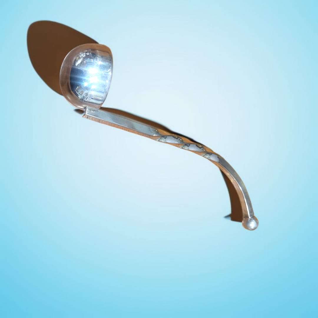 Vista completa del cucharón salsero sobre fondo azul claro, mostrando su silueta curvada.