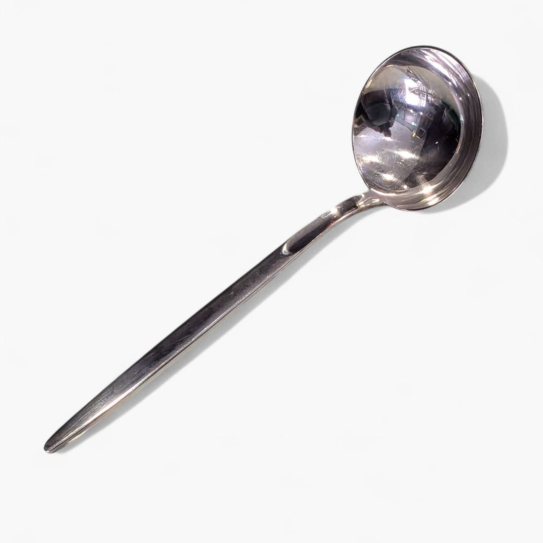 Cucharón de metal plateado antiguo vista lateral